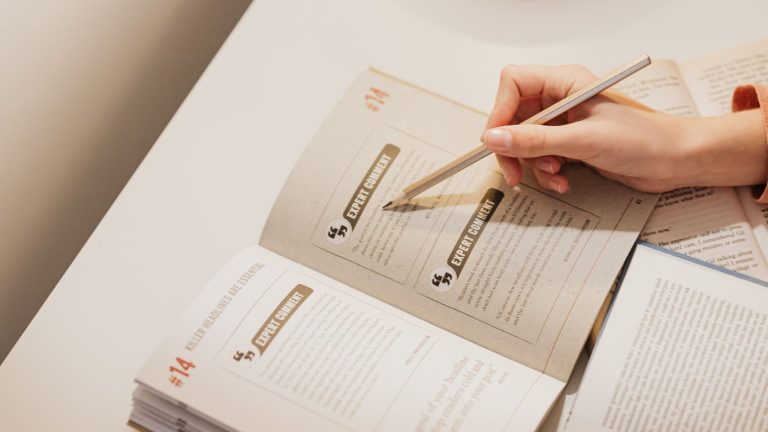 Artikel ini akan menjelaskan 5 perbedaan antara buku referensi dan buku ajar
